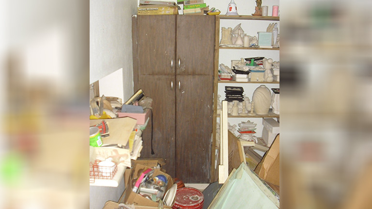 Cô gái trẻ khám phá ra một kho báu thực sự trong căn phòng bí mật của ông bà cô. Theo Todirel, do tò mò, cô đã vào căn phòng đồ gốm của ông bà và linh tính hướng cô đến một chiếc tủ cao đặt trong góc phòng.