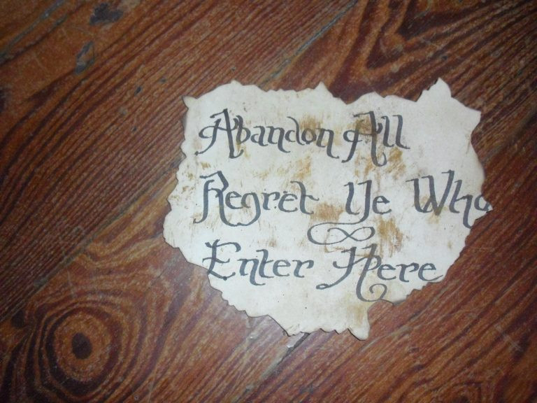 Trong chiếc hộp, có một bọc vải và một tờ giấy. Trên tờ giấy có ghi "Abandon all regret ye who enter here" - tạm dịch là "Hãy từ bỏ tất cả những hối tiếc khi bước vào đây".
