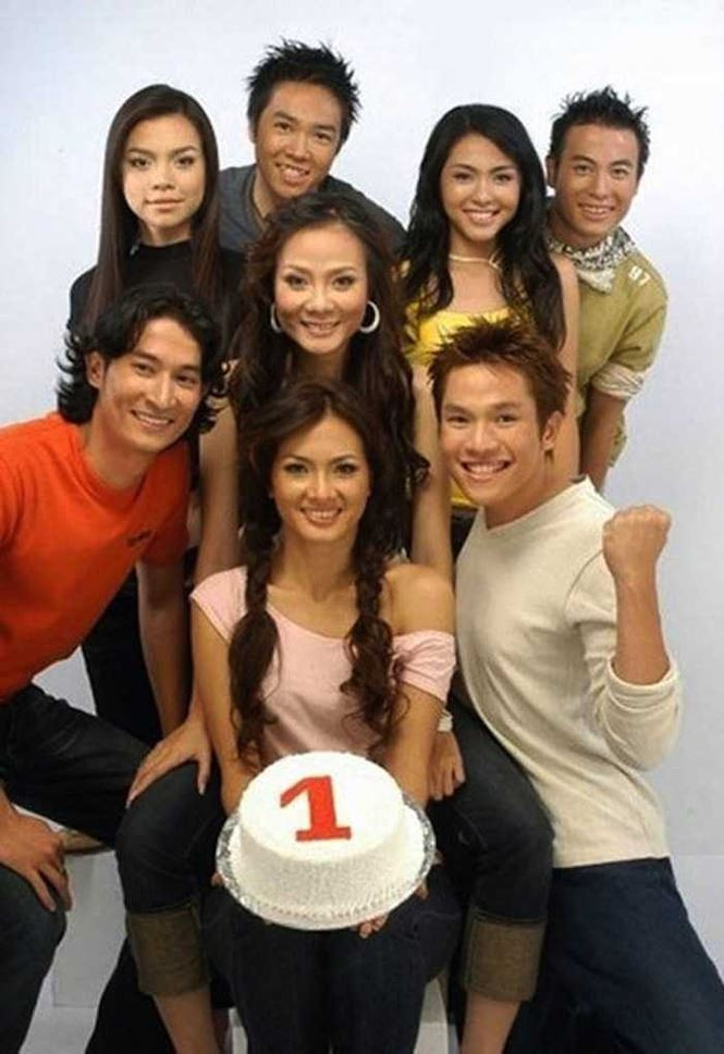 Dễ dàng nhận thấy so với các nghệ sĩ cùng thời như diễn viên Huy Khánh, Tăng Thanh Hà, Hà Hồ có khuôn mặt vuông bầu bĩnh khác hiện tại