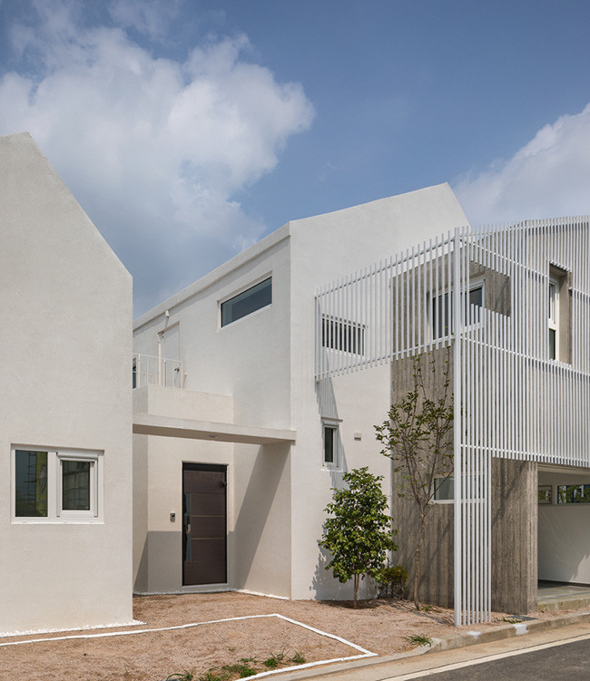 Hướng sau là nhà để xe với một khoảng sân nhỏ sẽ được dành để trồng cây xanh.