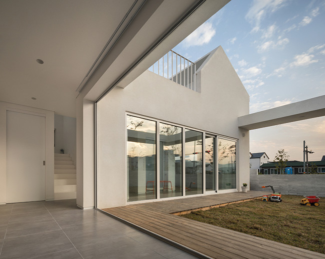 Mặc dù với không gian chưa được hoàn chỉnh từ đầu và sự phân chia chưa xác định rõ các phòng, nhưng bố cục căn nhà mở vẫn rất thoáng và không gian này có thể đáp ứng với những thay đổi trong cuộc sống.