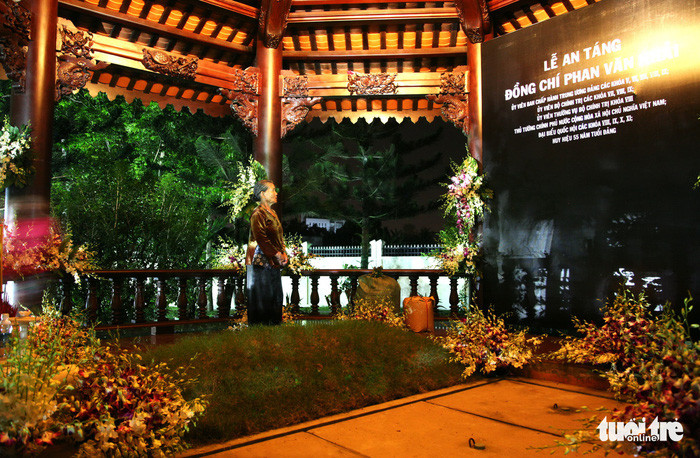 Bà Huỳnh Thị Châu ở xã Tân Phú Trung (Củ Chi) trước nơi nguyên Thủ tướng Phan Văn Khải sẽ yên nghỉ, vào khuya 18/3. Ảnh: VIỄN SỰ