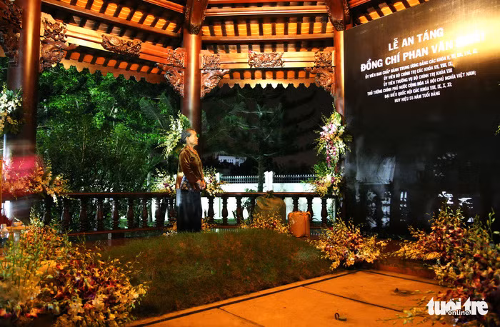 Bà Huỳnh Thị Châu ở xã Tân Phú Trung (Củ Chi) trước nơi nguyên Thủ tướng Phan Văn Khải sẽ yên nghỉ, vào khuya 18/3. Ảnh: VIỄN SỰ