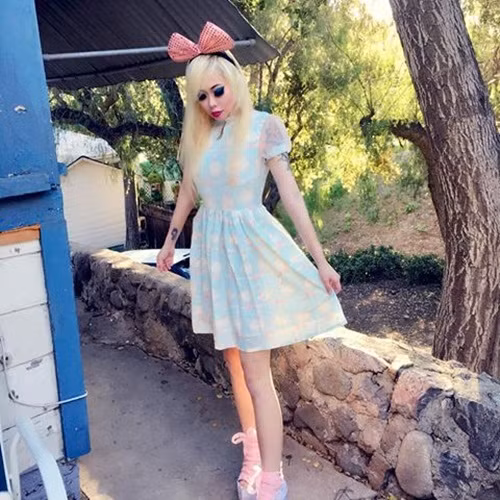 Cô dự định nâng ngực, làm lại dáng mũi, tẩy trắng da, cắt bỏ một vài xương sườn để trở nên mỏng manh hơn. Thậm chí, Ophelia còn có mong muốn thay đổi màu mắt mãi mãi.