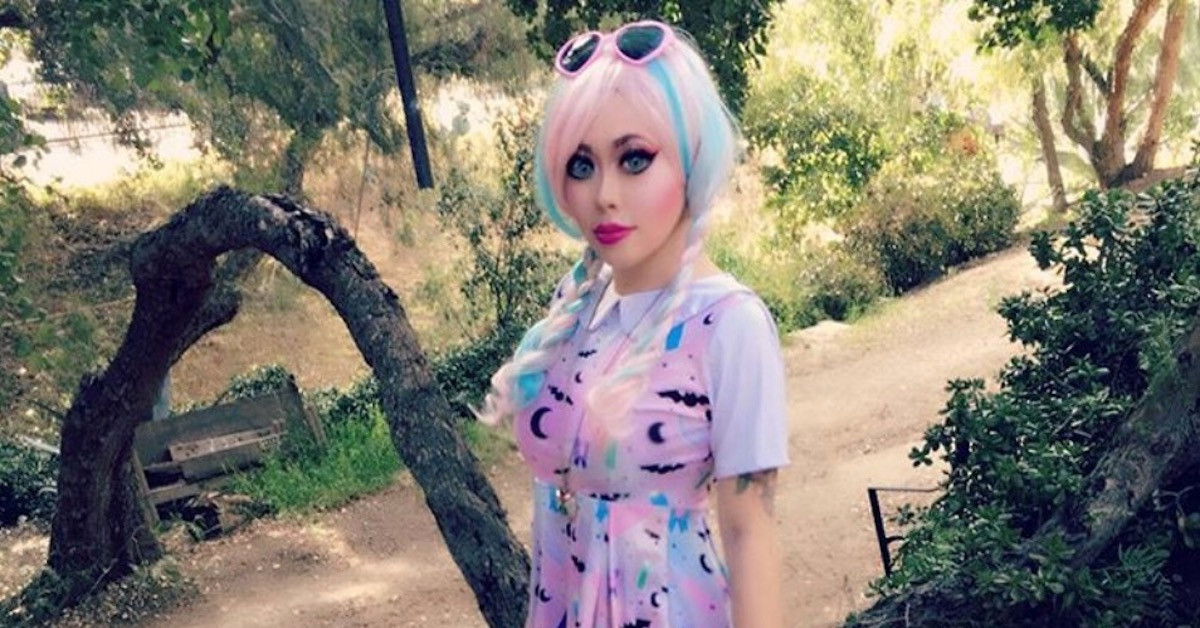 Bạn trai của Ophelia, Justin Sterling tin rằng bạn gái của anh đã nghiện phẫu thuật thẩm mỹ. Tuy nhiên anh không phản đối những việc làm của Ophelia.