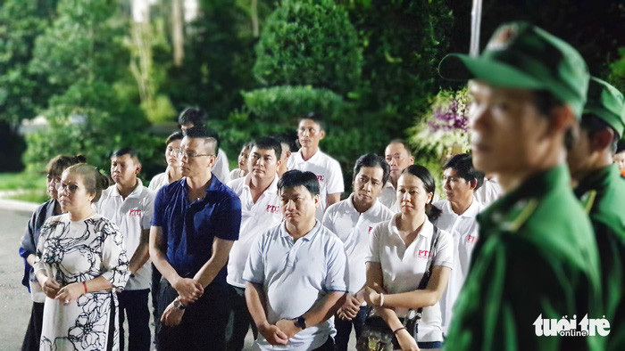 Nhiều người dân vẫn xếp hàng vào viếng đến sau 0h ngày 19-3 - Ảnh: NGỌC KHẢI