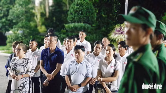 Nhiều người dân vẫn xếp hàng vào viếng đến sau 0h ngày 19-3 - Ảnh: NGỌC KHẢI