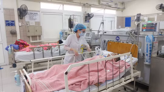 Bệnh nhân ngộ độc ma túy đá điều trị tại Bệnh viện Bạch Mai (TP Hà Nội) Ảnh: KHÁNH ANH