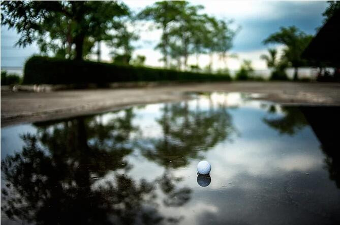 Vào năm 1969, hàng trăm quả bóng golf theo cơn mưa rơi xuống, nằm rải rác khắp đường phố Punta Gorda, Florida. Những quả bóng golf này đã khiến rất nhiều người bối rối bởi các sân golf tại địa phương không hề mất bóng.