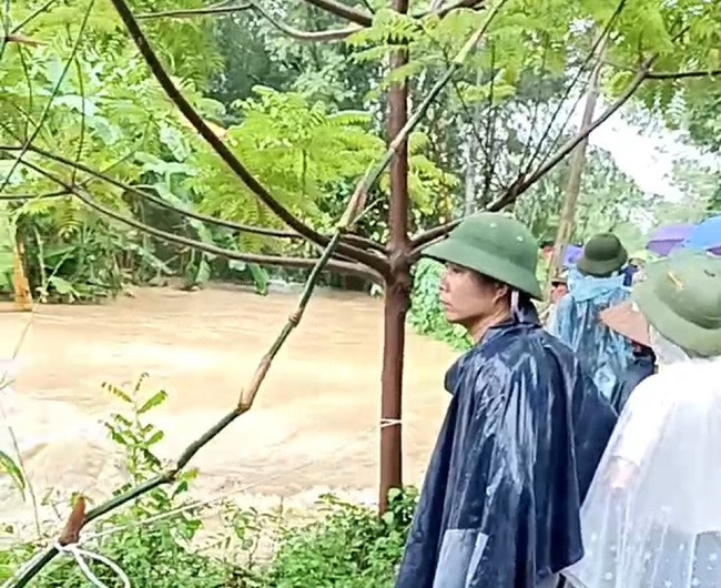 Ba mẹ con bị lũ cuốn khi qua cầu tràn, người mẹ mất tích Ba me con bi lu cuon khi qua cau tran, nguoi me mat tich