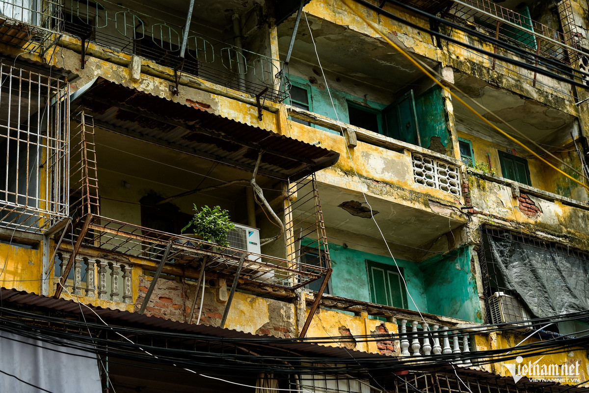 Hành lang, trần bê tông vỡ toác từng mảng.