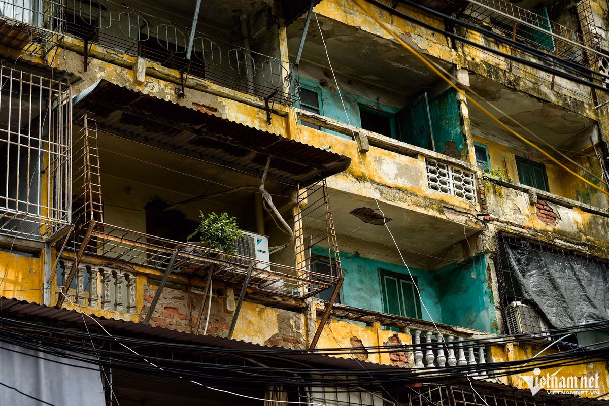 Hành lang, trần bê tông vỡ toác từng mảng.