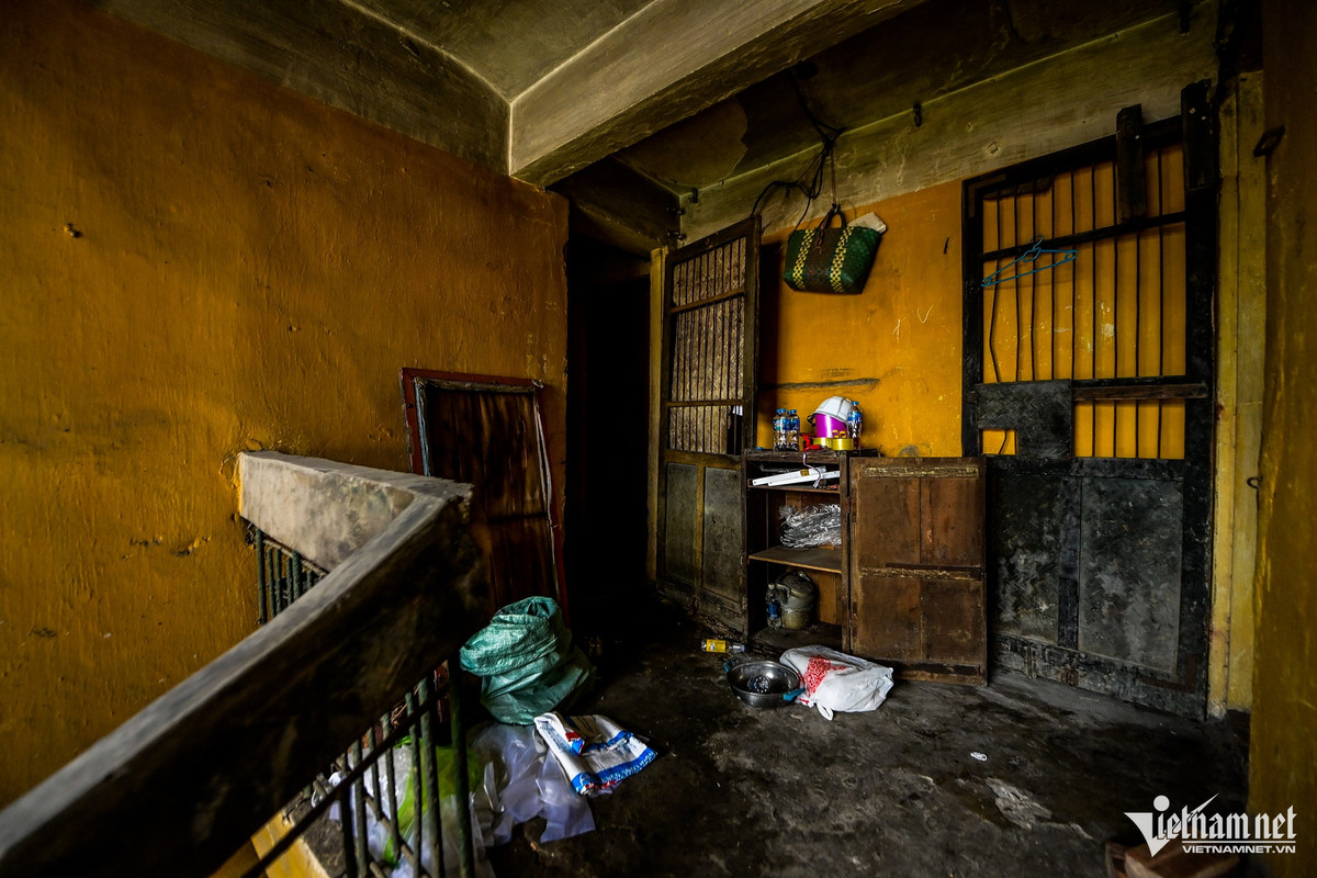 Cầu thang lên các tầng tối tăm, ẩm thấp, tường lở loét từng mảng lớn.