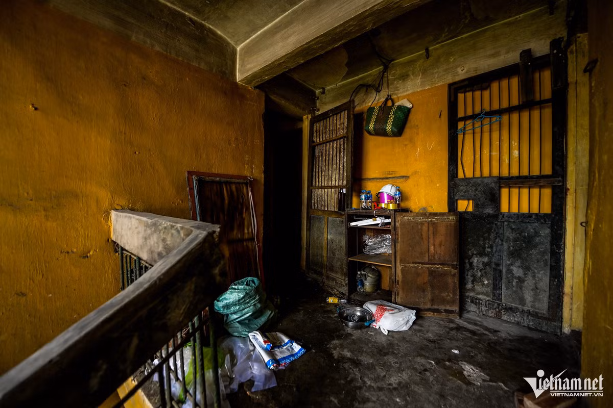 Cầu thang lên các tầng tối tăm, ẩm thấp, tường lở loét từng mảng lớn.