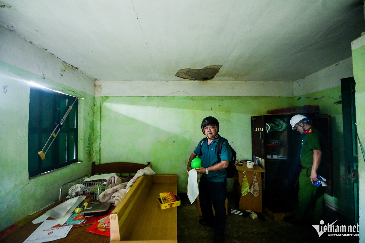 Ông Trần Đình Quang (61 tuổi, sống tại tầng 5, chung cư A7) chia sẻ: "Tôi sinh sống tại đây từ năm 1978. Căn hộ đã xuống cấp lắm rồi, có những hôm đang ăn cơm vữa rơi xuống cả mâm cơm. Ngủ vữa cũng từ trên trần nhà rơi xuống người, may mắn là không bị thương nặng”.