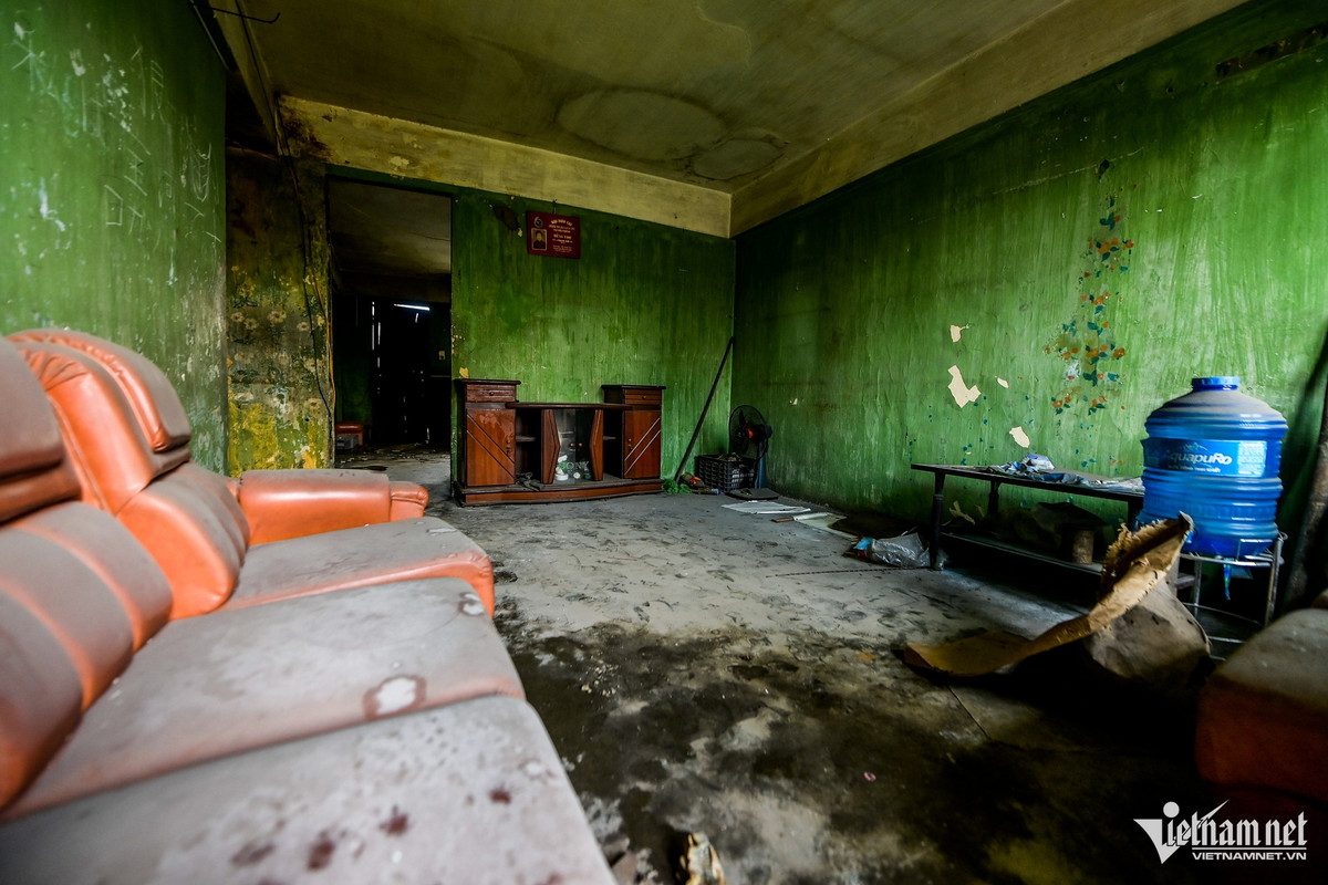 Trong các căn hộ, trần nhà hầu hết đều bị thấm dột, ẩm mốc, tróc lở.