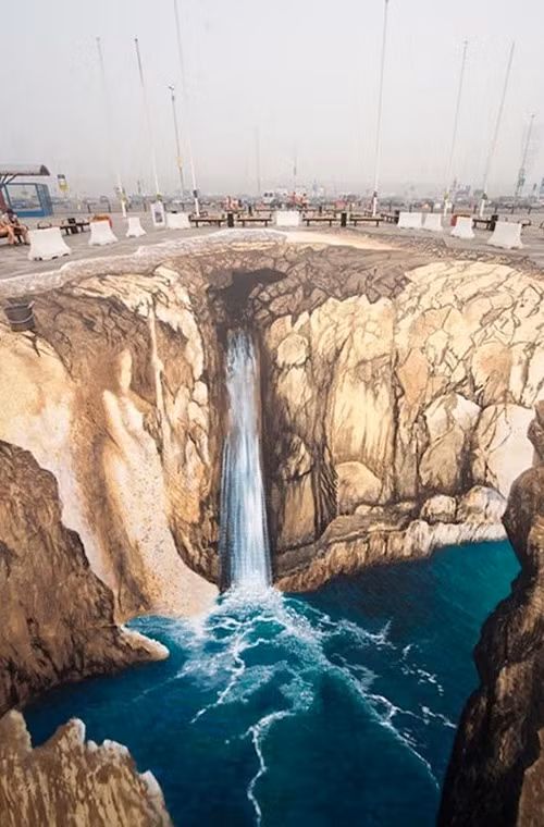 "Có ai đó đã rơi vào đây chưa" là chú thích của bức tranh nghệ thuật 3D này. Nguồn ảnh: LOL