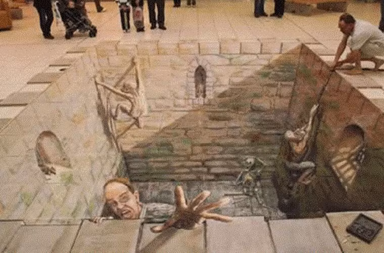 Nhìn không kỹ, không ít người chắc sẽ phải báo cảnh sát khi bắt gặp bức tranh nghệ thuật đường phố này trên đường. Nguồn ảnh: LOL