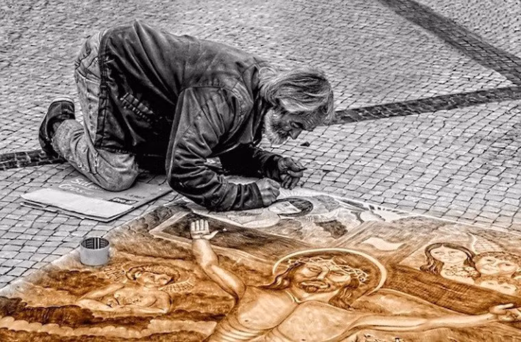 Một tuyệt tác nghệ thuật đường phố về chủ đề chúa Jesus trên cây thánh giá đang được hoàn thiện. Nguồn ảnh: LOL