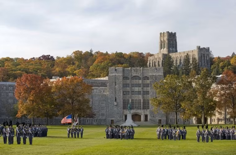 Tài binh lược quân sự của vị vua vĩ đại này vẫn được nhiều học viên quân sự thời nay nghiên cứu. Quả thực, từ chiến thắng đầu tiên năm 18 tuổi, vị vua này chưa bao giờ bại trận cho tới khi qua đời.