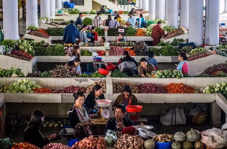 Một khu chợ bán đồ rau quả ở Thimphu. Khoảng 2/3 dân số Bhutan làm việc trong ngành nông nghiệp, chủ yếu là theo hình thức tự cung tự cấp.