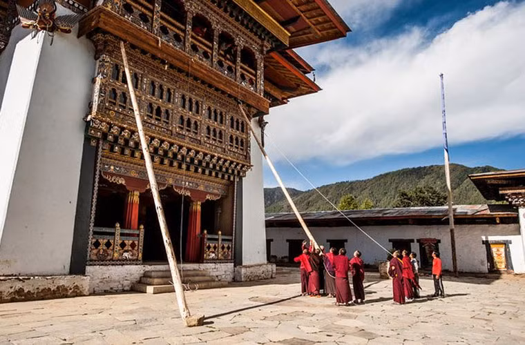 Văn hóa đất nước Bhutan lấy Phật giáo làm tôn giáo chính, do vậy các nhà sư chiếm một số lượng lớn trong dân số nước này cũng như duy trì một vai trò quan trọng trong đời sống hàng ngày. Ảnh: Các nhà sư đang dọn dẹp chùa Gangtery Goempa, thung lũng Phobjikha.