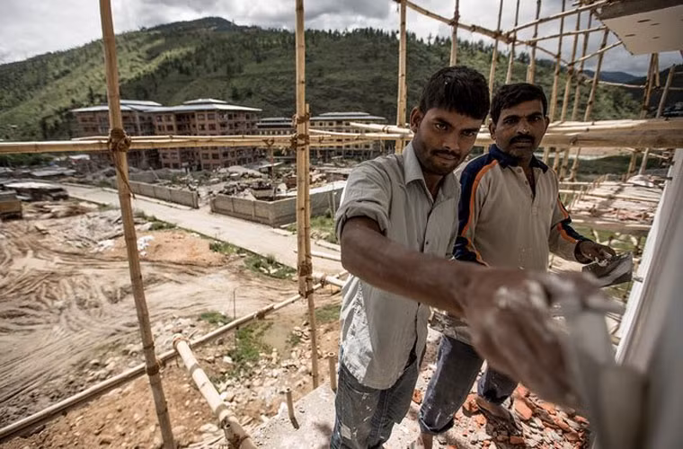 Lao động nhập cư Ấn Độ nhận hầu hết các công việc chân tay ở Bhutan. Để giảm bớt nạn thất nghiệp, chính phủ Bhutan đang cố gắng tăng sống lượng người dân làm việc trong ngành công nghiệp.