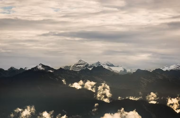 Dãy núi Himalaya nhìn từ đèo Dochula, miền tây Bhutan.