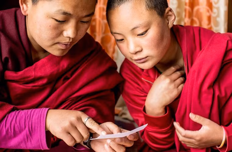 Hai nhà sư đang cùng nhau nghiên cứu ở Kela Dechen Yangtshi, Paro, Bhutan.