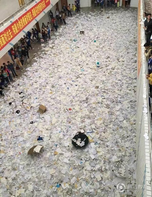 Được biết, những cuốn sách, quyển vở bị xé đều không phải là sách giáo khoa hay sách vở học tập. Tất cả đều là những tài liệu vô dụng và giấy nháp. Sau khi xả hơi, hò hét giải tỏa áp lực do căng thẳng sách vở đem lại, những học sinh này sẽ tự giác dọn dẹp sạch khuôn viên trường.