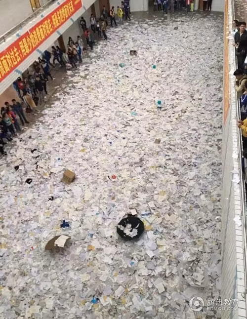 Được biết, những cuốn sách, quyển vở bị xé đều không phải là sách giáo khoa hay sách vở học tập. Tất cả đều là những tài liệu vô dụng và giấy nháp. Sau khi xả hơi, hò hét giải tỏa áp lực do căng thẳng sách vở đem lại, những học sinh này sẽ tự giác dọn dẹp sạch khuôn viên trường.