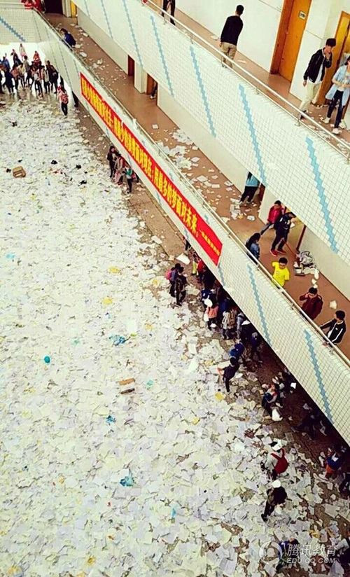 Màn xé sách vở này cũng như một lời tạm biệt đến quãng đời học sinh 12 năm dùi mài đèn sách không biết mệt mỏi. Rất nhiều bạn trẻ đã ôm nhau khóc sau khi kết thúc hoạt động giải tỏa áp lực lạ lùng này, nói lời chia tay tạm thời, cùng nhau bước vào kỳ thi của riêng mình.