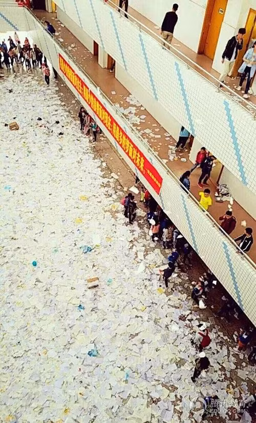 Màn xé sách vở này cũng như một lời tạm biệt đến quãng đời học sinh 12 năm dùi mài đèn sách không biết mệt mỏi. Rất nhiều bạn trẻ đã ôm nhau khóc sau khi kết thúc hoạt động giải tỏa áp lực lạ lùng này, nói lời chia tay tạm thời, cùng nhau bước vào kỳ thi của riêng mình.