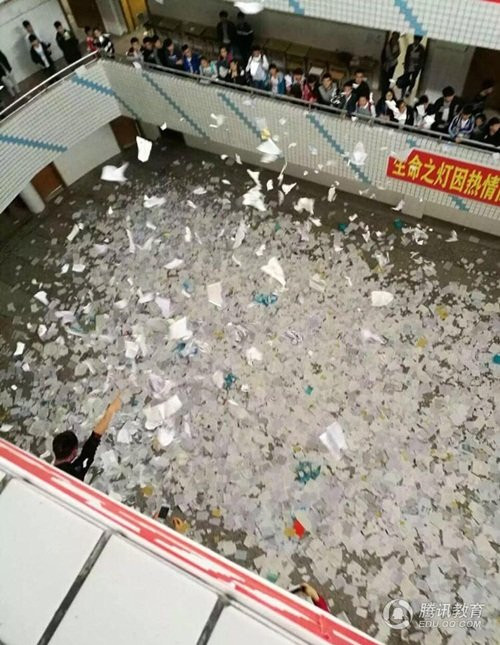 Đây cũng không phải lần đầu tiên ở Trung Quốc những học sinh lớp 12 xé sách vở để giải tỏa áp lực. Một số trường cấp ba ở các địa phương kháccũng chấp thuận và đồng ý với hoạt động này, miễn là các học sinh có thể thoải mái, tự tin bước vào một trong những kỳ thi quan trọng nhất cuộc đời họ.