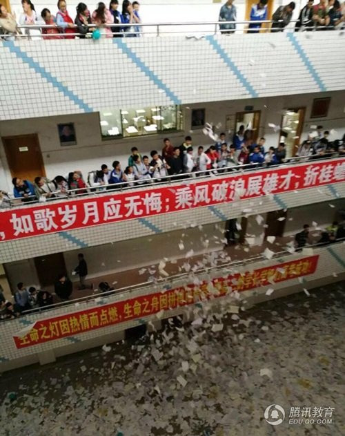 Màn xé sách đã khiến hàng ngàn tờ giấy bay múa khắp khuôn viên trường, trắng xóa các tầng, hành lang và sân trường. Hòa với những tiếng xe sách, tung giấy là tiếng hò hét của học sinh.