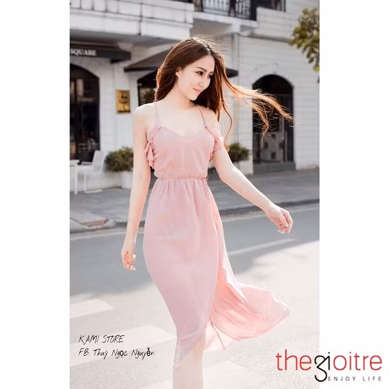 Số tiền tự làm ra đầu tiên, mình đã tự thưởng cho bản thân bằng một cái túi fake. Vì có quen với chị bán hàng, mình dần dần chuyển sang kinh doanh các loại túi xách”.