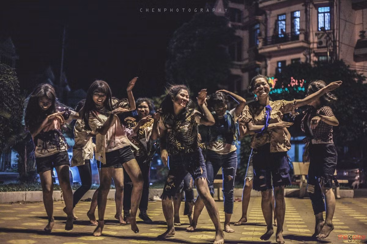 Tạo hình đúng chất “cái bang” khiến nhiều người bật cười ngặt nghẽo. Bên cạnh đó, phần biểu cảm “như thật” của các diễn viên bất đắc dĩ cũng tăng thêm sự hài hước cho bộ ảnh.