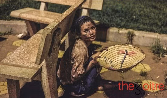 Bộ ảnh của teen 12A2 thật sự đã “phá vỡ mọi quy chuẩn” cho một bộ ảnh kỷ yếu. Được biết, để bộ ảnh tăng thêm phần sinh động và chân thật, các thành viên lớp phải “lê lết” ngay giữa lề đường, góc chợ… để chụp hình.