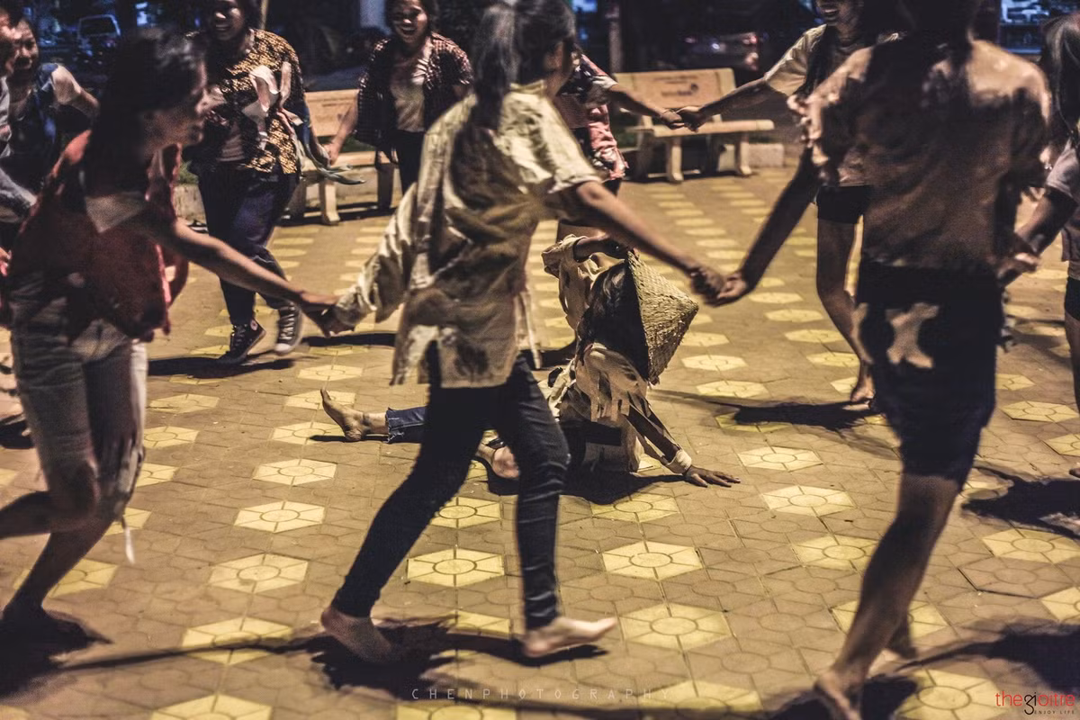 Khi các em được hóa thân vào “tầng lớp thấp nhất” trong xã hội thì các em sẽ có thêm nhiều trải nghiệm thêm đồng cảm vào những số phạn bất hạnh. Đồng thời qua bộ ảnh, mình hi vọng các em sẽ nhìn vào đó mà cố gắng học tập để thay đổi tương lai của chính mình”.