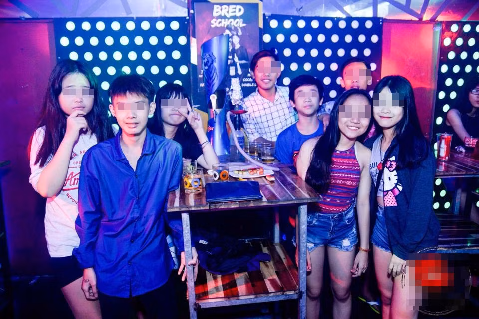 Anh xon xao 1/6: Tre con len bar “quay” tung bung