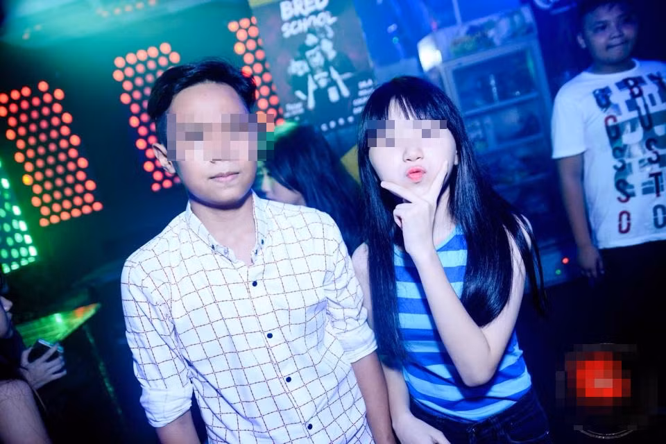 Loạt ảnh được lan truyền trên mạng đúng ngày Tết Thiếu nhi 1/6 khiến rất nhiều người phải suy ngẫm. Dường như trong cuộc sống hiện đại, những phong trào ăn chơi, những thú vui phù phiếm đang ngày càng ăn sâu hơn vào cộng đồng học sinh Việt, khiến các em mải miết chạy theo và liên tục để lại nhiều hình ảnh gây "nhức mắt" như thế này.