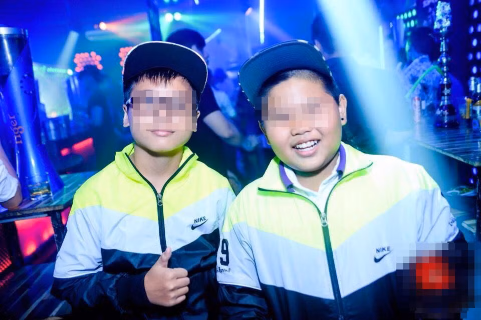 Facebook của quán bar này chia sẻ công khai những bức ảnh này và người đăng bài còn viết những dòng mô tra lộ rõ vẻ thích thú. Phía dưới dòng bình luận, hàng trăm người tỏ ra ngạc nhiên, tò mò và không hiểu vì sao quán bar này lại có nhiều vị khách thiếu nhi ghé chơi đến vậy.