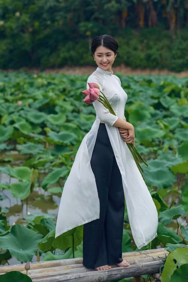 Đã thích chụp ảnh với sen từ rất lâu nhưng gần đây, Ngọc Linh mới có dịp thực hiện.