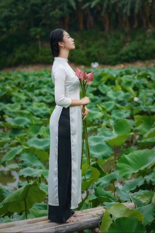 Vì chọn thời điểm sen nở đầu mùa nên nữ sinh Ngoại thương có thể "thảnh thơi" tạo dáng mà không phải chen lấn.