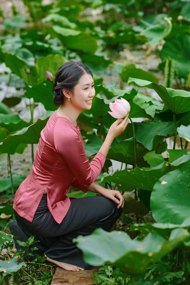 "Mình sinh ra tại Hà Nội nên muốn tái hiện vẻ đẹp thanh lịch của người phụ nữ Tràng An. Bởi vậy, mới chọn áo dài trắng và áo bà ba để thực hiện bộ ảnh này", Ngọc Linh chia sẻ.