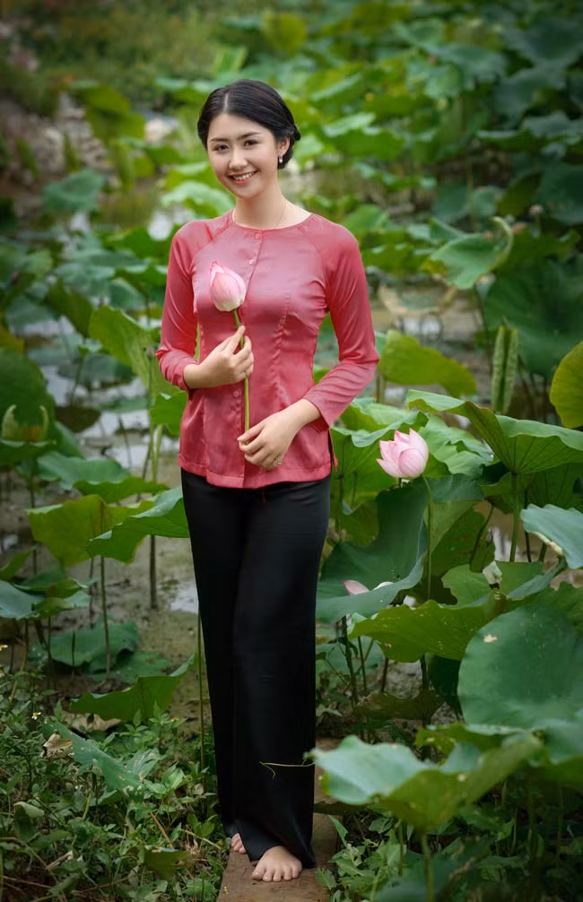 "Nói đến sen, mình thường liên tưởng đến vẻ đẹp thuần khiết, thanh tao nhưng vẫn có nét gì đó giản dị, giống như hình mẫu người phụ nữ mình muốn hướng tới", Ngọc Linh chia sẻ.