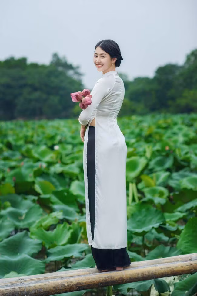 Cô nàng "thả dáng" giữa hồ sen bát ngát.