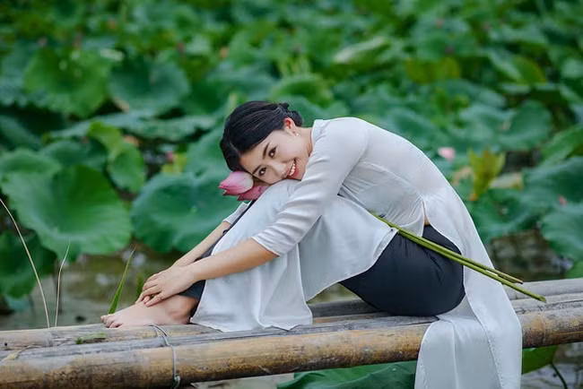 Diện áo dài trắng e ấp bên sen.