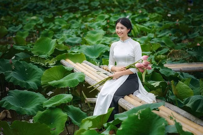 Lúc e ấp, lúc lại cười rạng rỡ như những đóa sen nở rộ.