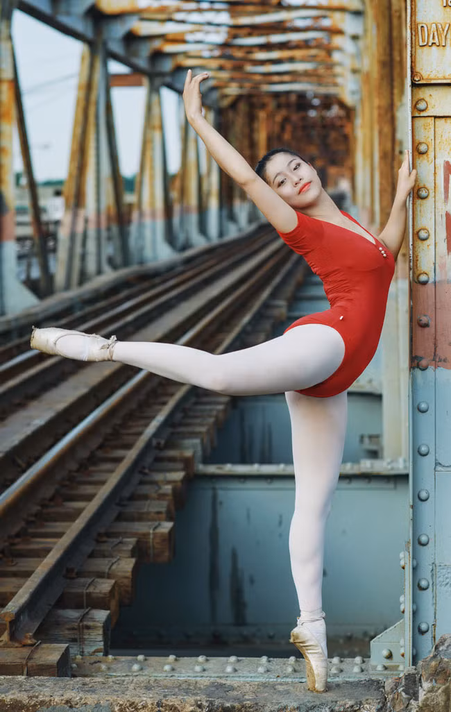 "Ngay từ khi bắt đầu với múa, mình đã bị cuốn theo nó. Đến giờ sau 6 năm theo học, mình chính thức bị "nghiện" múa. Ngày nào không được uốn dẻo, vận động chân tay là không chịu được", Ngọc Bích chia sẻ.